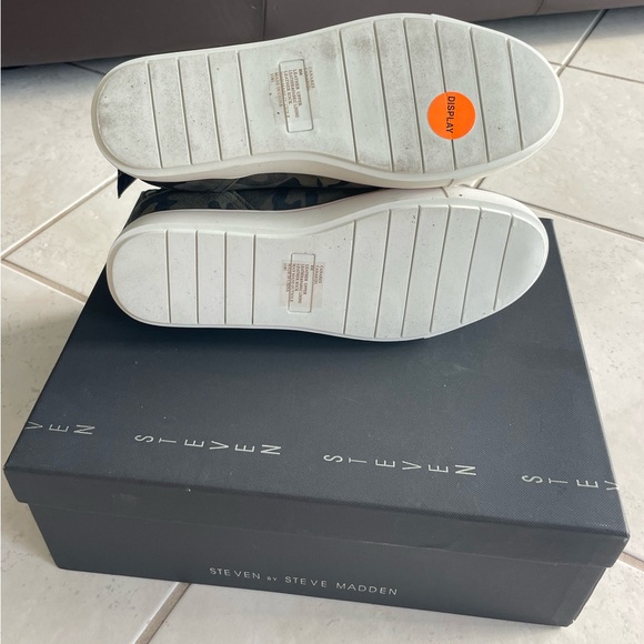 Steve Madden Canares Cut-Out Booties - Picture 5 of 10